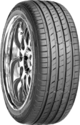 Close-up of the tread Roadstone N`FERA SU1 255/40 R18 99 Y XL